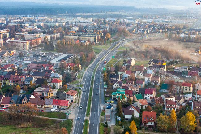 Nowy Targ, panorama miasta od strony N, wzdluz drogi nr 47. EU, Pl, Malopolska. Lotnicze.
